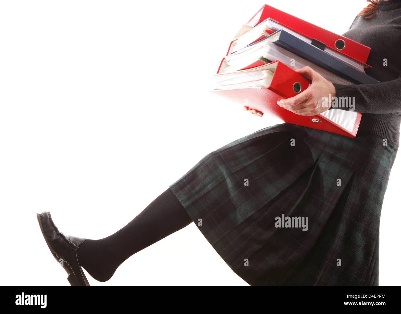 Femme en gris holding pile de dossiers. Tas avec des vieux documents et factures. Isolé sur fond blanc Banque D'Images