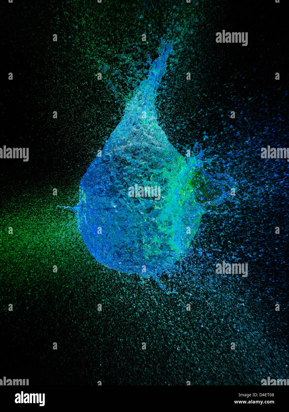 Image de l'eau haut débit balloon popping Banque D'Images