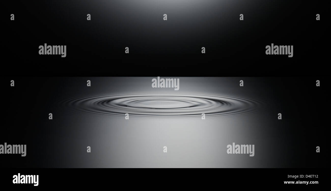 En ondulation de la surface de l'eau encore Banque D'Images