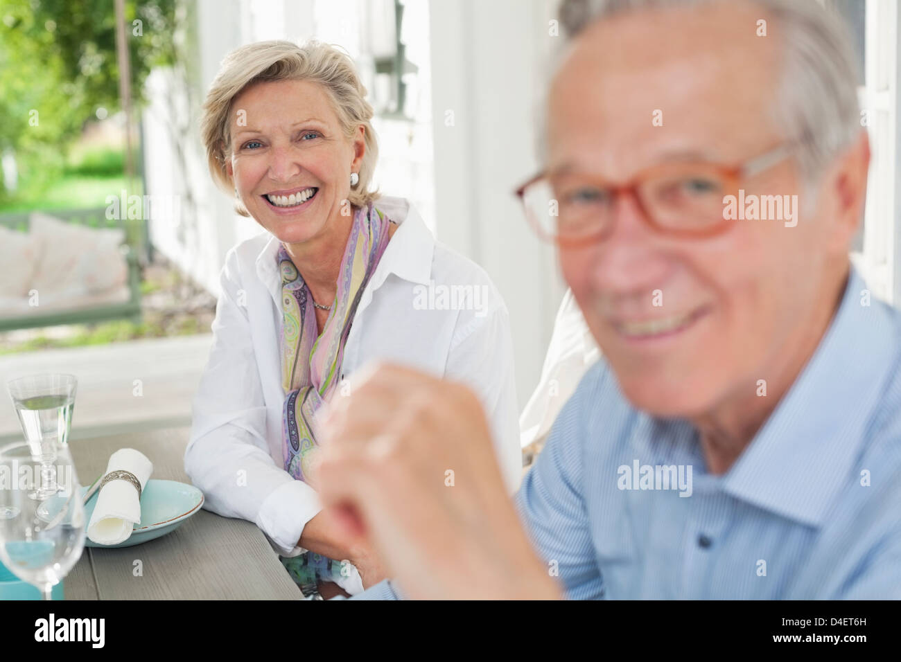 Couple smiling together at table Banque D'Images