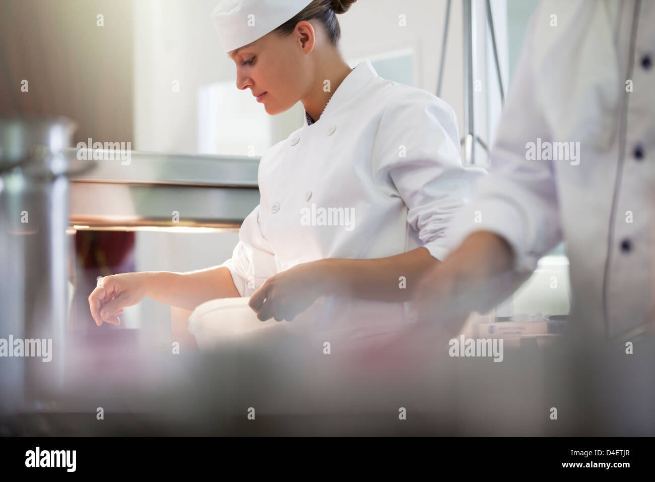 Chef cooking in restaurant kitchen Banque D'Images