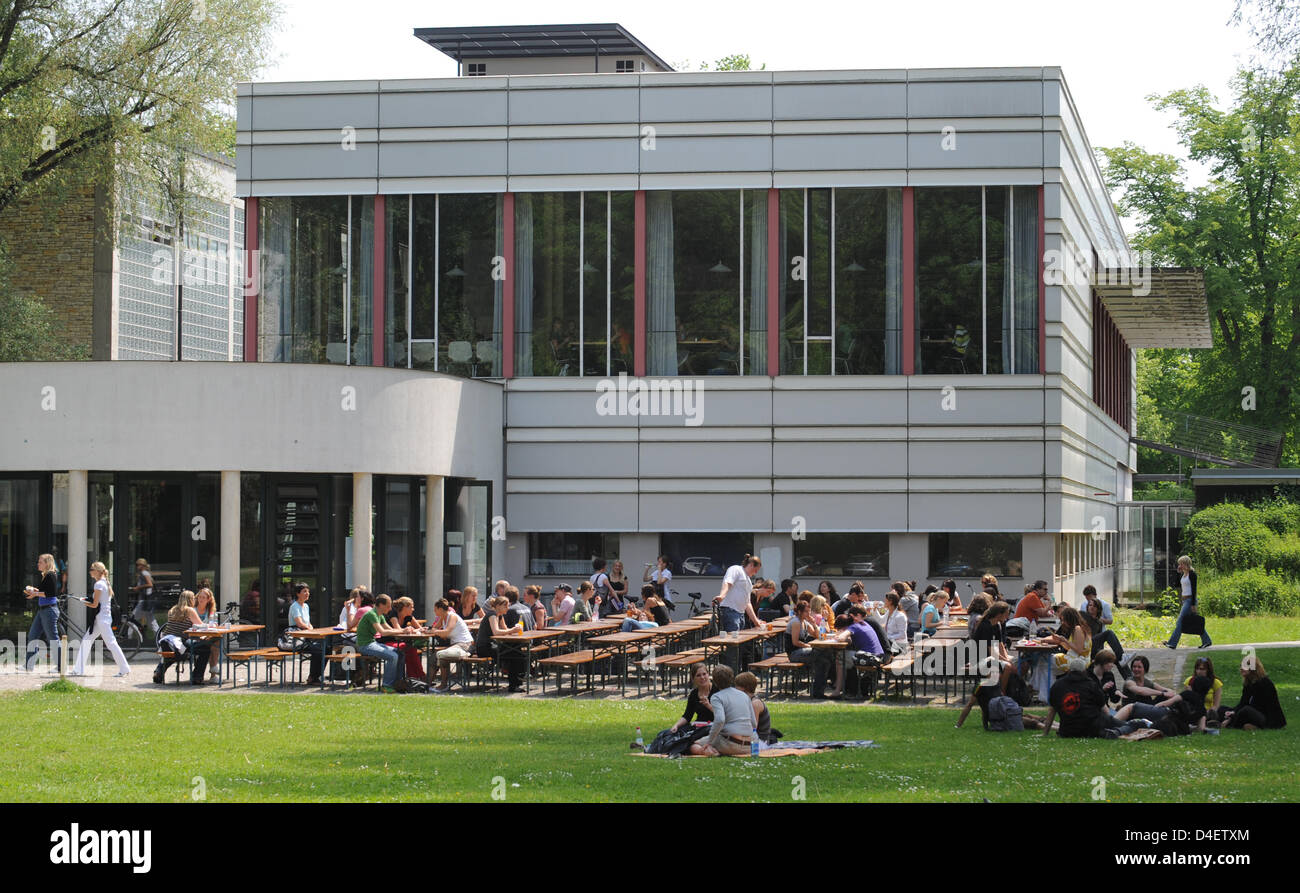 Les élèves s'asseoir en face de la cafétéria de l'Université catholique de Eichstaett-Ingolstadt (KU) dans Eichstaett, Allemagne, 15 mai 2008. KU est la seule université catholique de l'espace germanophone, avec actuellement 4 500 étudiants, 120 professeurs, plus de 200 assistants de recherche et de nombreux conférenciers. Sept des facultés de l'université sont situés dans Eichstaett, tandis que la science économique Banque D'Images