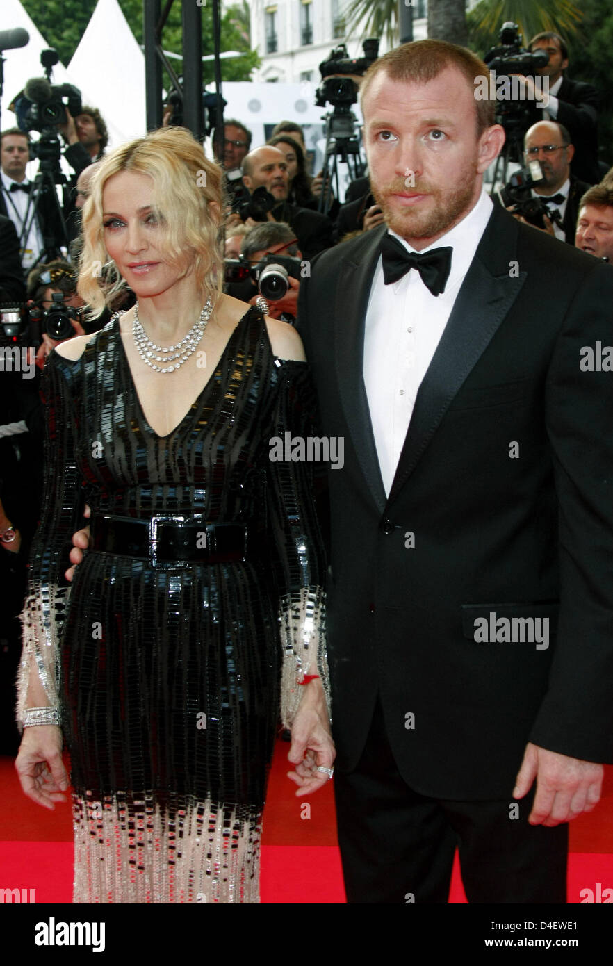 Le chanteur Madonna et son mari, le réalisateur britannique Guy Ritchie, arrivent pour la première de 'Che' lancé en compétition au 61e Festival du Film de Cannes, France, 21 mai 2008. Photo : Hubert Boesl Banque D'Images