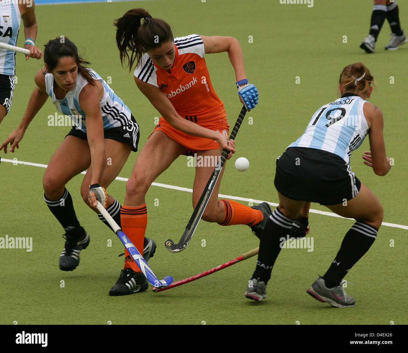 Les Pays-Bas Naomi van As (C) est bloqué par l'Argentine Maria de la Paz Fernandez (L) et Marine Russo (R) dans le trophée des Champions match Argentine/Pays-Bas, en Allemagne, Moenchengladbach, 22 mai 2008. Photo : Achim Scheidemann Banque D'Images