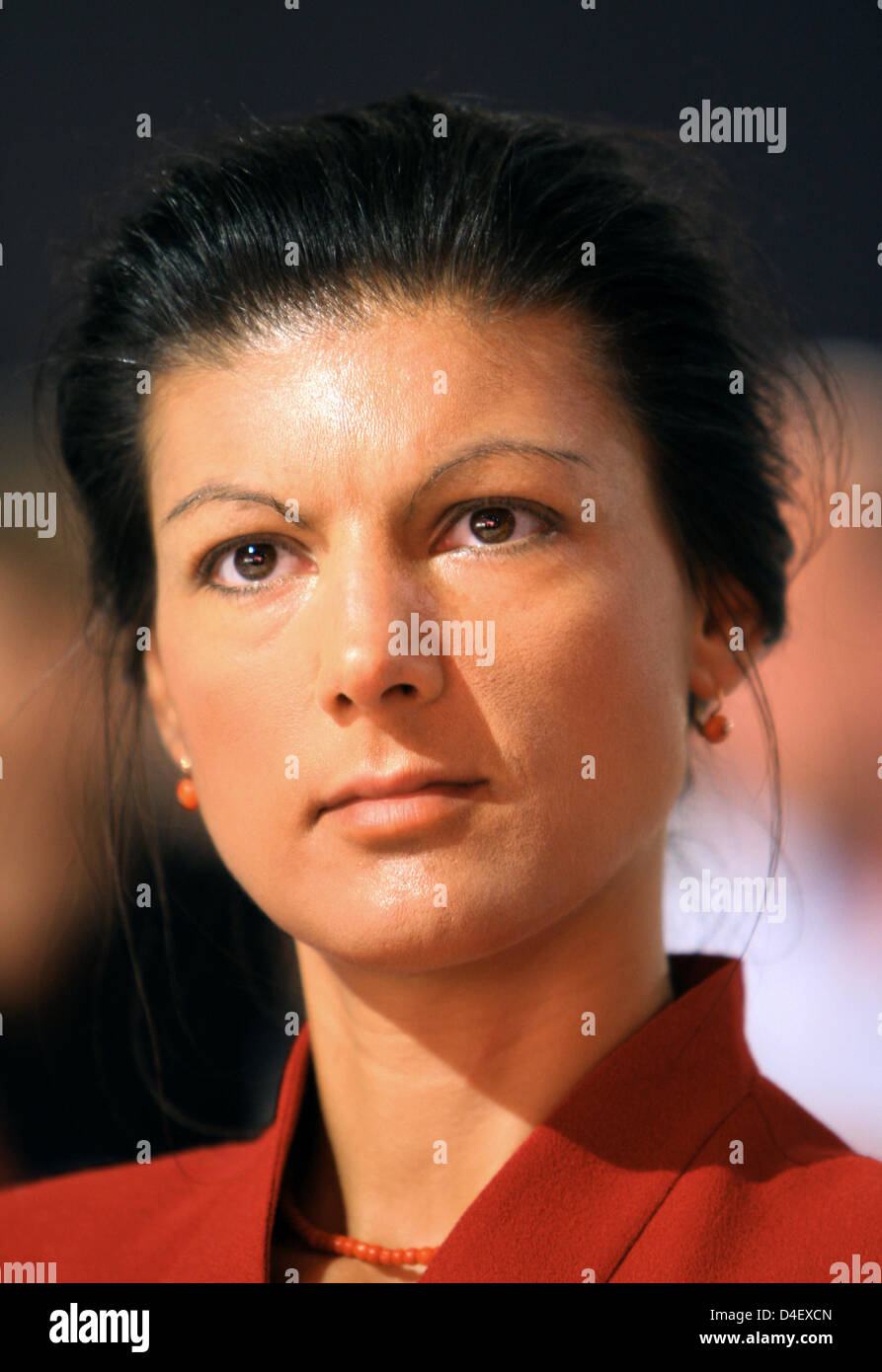 Sahra Wagenknecht du 'La Gauche' partie prononce un discours devant les délégués à la convention du parti à Cottbus, Allemagne, 24 mai 2008. C'est la partie la première convention après sa formation il y a un an. Photo : Ralf Hirschberger Banque D'Images