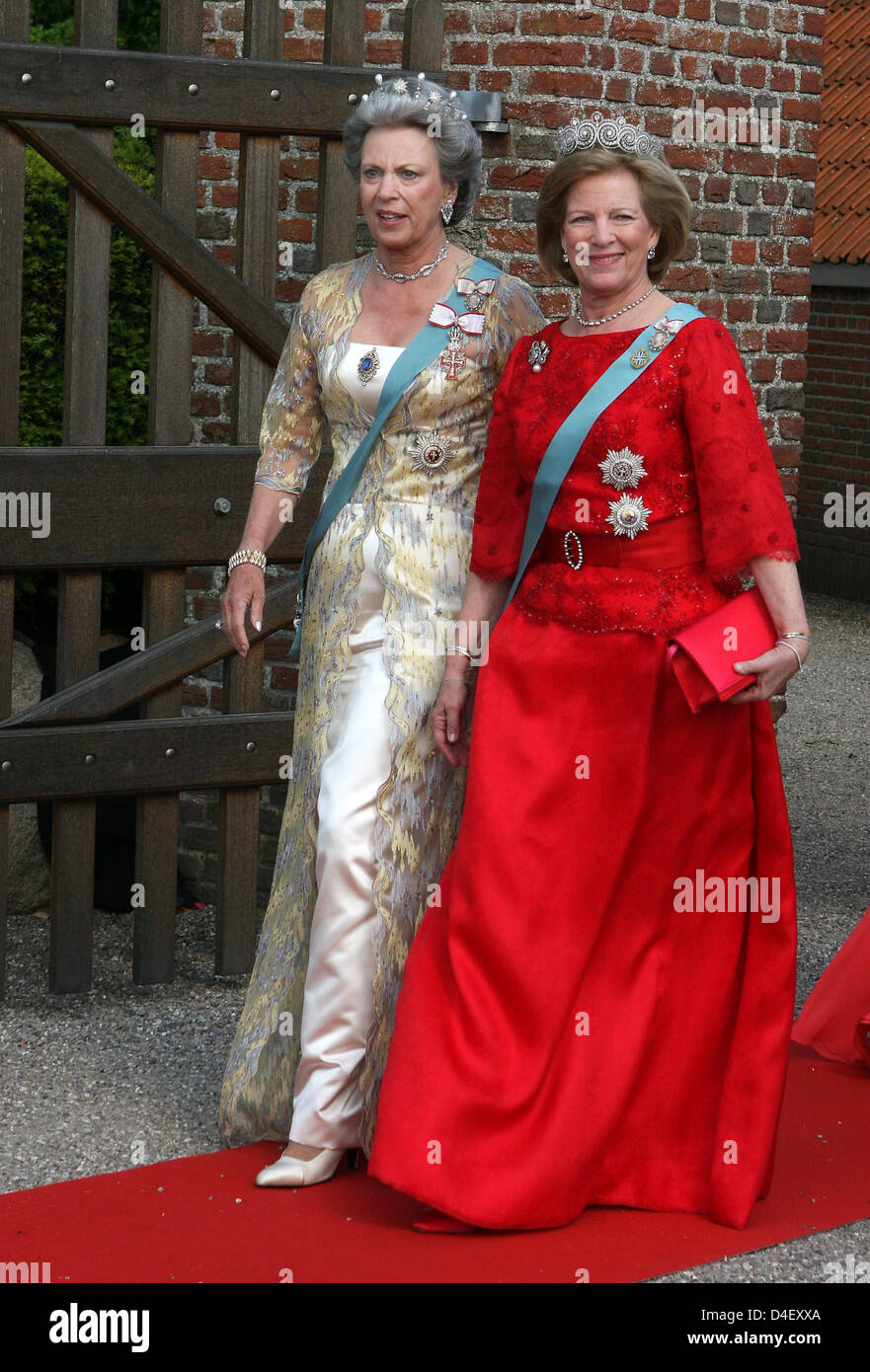Les sœurs de la Reine Margrethe II du Danemark, la Princesse Benedikte (L) et Anne-Marie (R) quittent l'église après le mariage du Prince Joachim et Marie Cavallier dans Mogeltonder, Danemark, 24 mai 2008. Photo : Albert Philip van der Werf (Pays-Bas) Banque D'Images