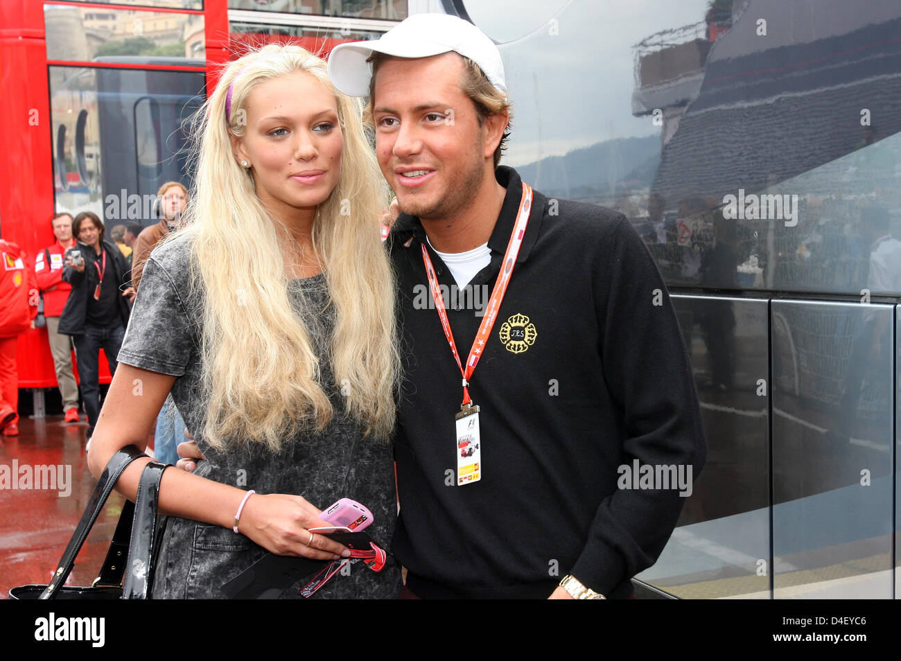 Petra Ecclestone (L) et son petit ami dans le paddock avant le Grand Prix de Formule 1 de Monaco à Monte Carlo, Monaco, 25 mai 2008. Photo : JENS BUETTNER Banque D'Images