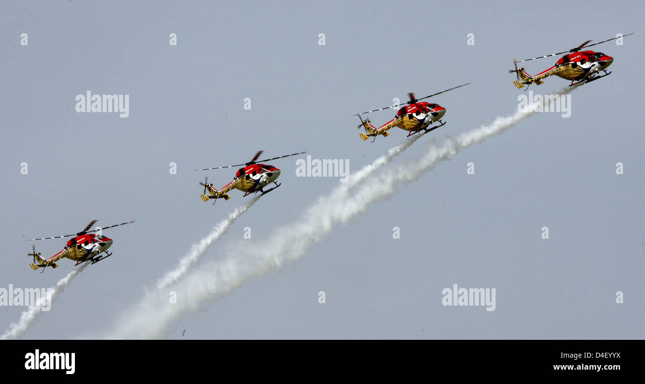 Hélicoptères de l'armée de l'air indienne actuelle s'affiche pendant l'Exposition internationale de l'aérospatiale à l'aéroport de Berlin-Schoenefeld ILA au sud de Berlin, Allemagne, 28 mai 2008. L'ILA a débuté le 27 mai avec une participation record de 1127 exposants venus de 37 pays différents. Le salon se termine le 01 juin. Photo : WOLFGANG KUMM Banque D'Images