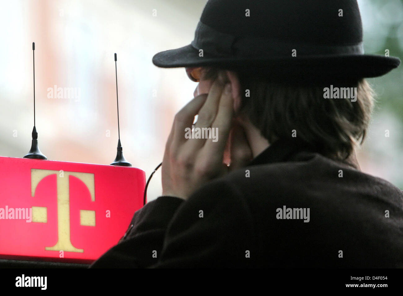 Un homme dresse comme espions symboliquement sur un détective Deutsche Telekom à Hambourg, Allemagne, 29 mai 2008. Le parquet de Bonn a ouvert une enquête préliminaire dans le cas de la société de télécommunications, scandale d'espionnage. Photo : Bodo Marks Banque D'Images