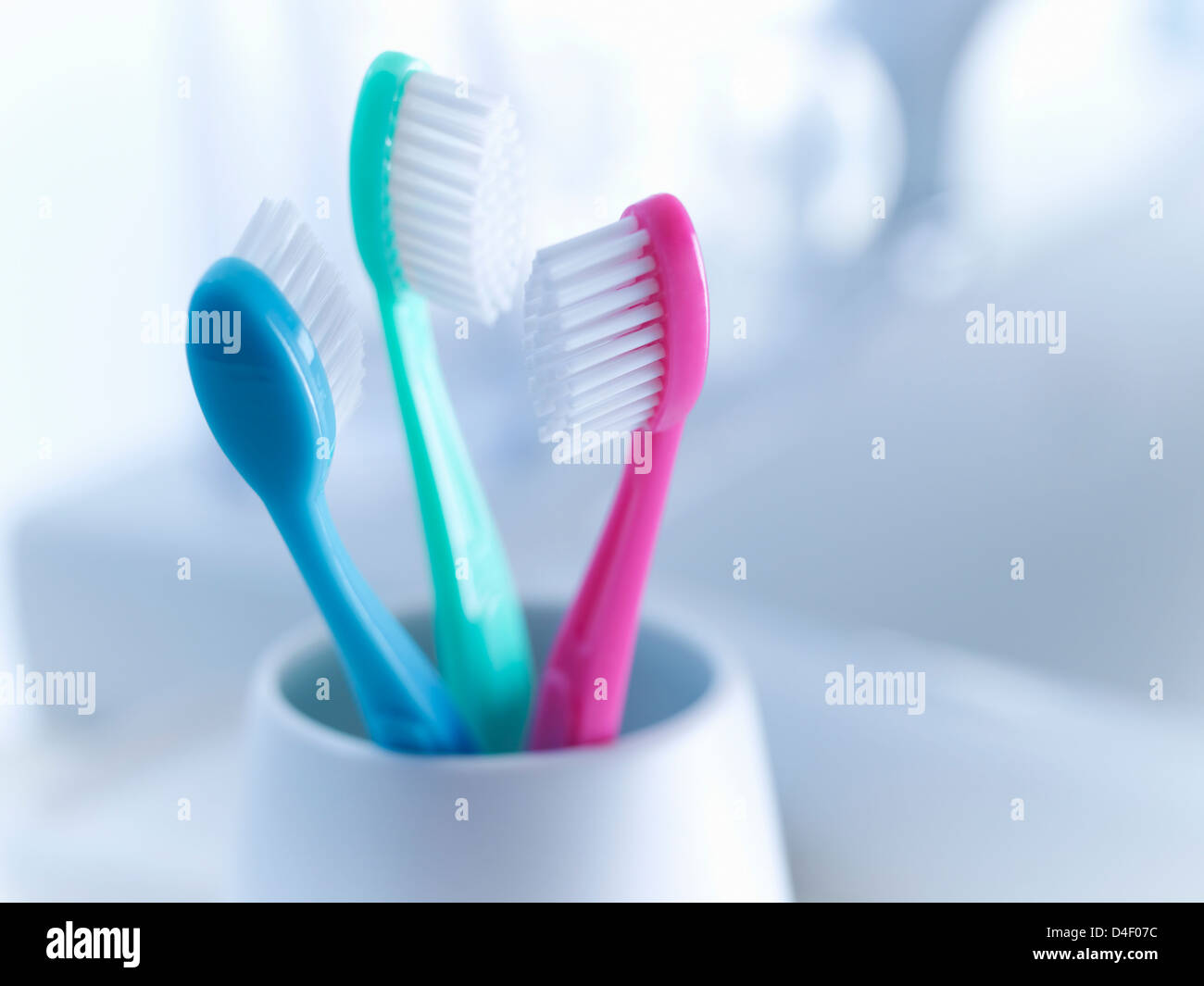 Close up de brosses à dents dans le support Banque D'Images