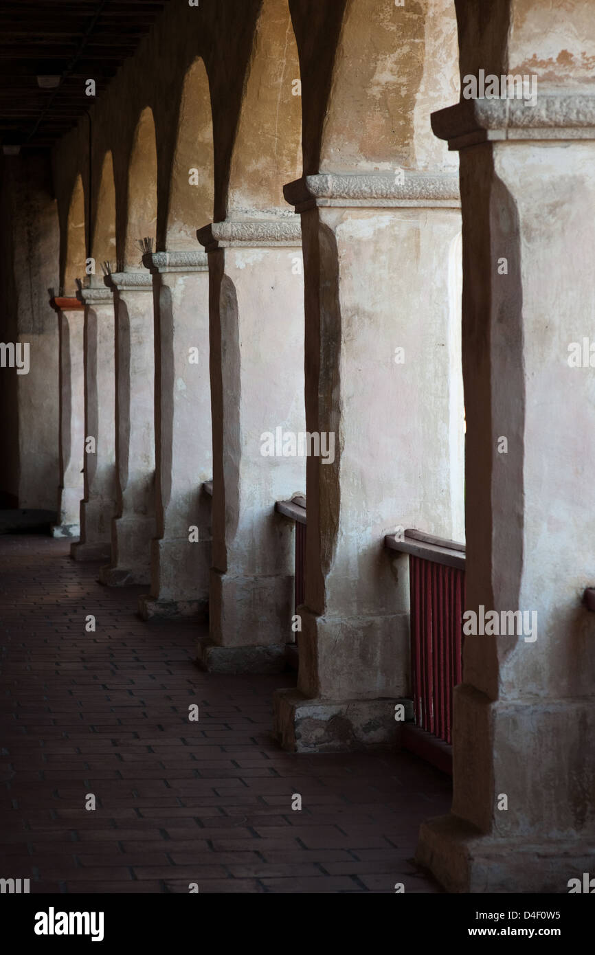 Santa Barbara, USA, l'arcade de la Mission Santa Barbara fondée en 1786 Banque D'Images