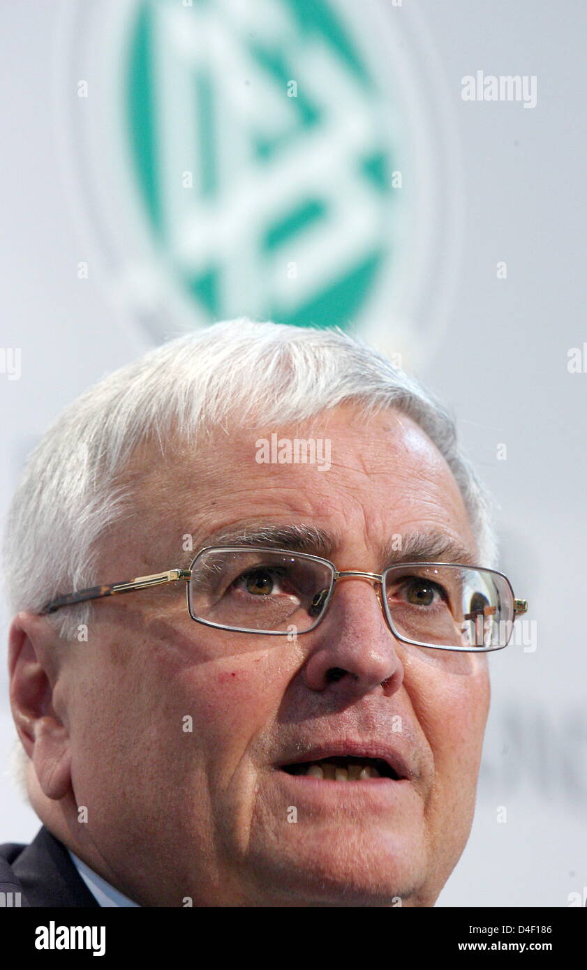 Le président de la Fédération de football (DFB), Theo Zwanziger accueille les médias à Tenero près de Locarno, Suisse, 04 juin 2008. L'équipe allemande se prépare pour le prochain Euro 2008. Photo : OLIVER BERG Banque D'Images