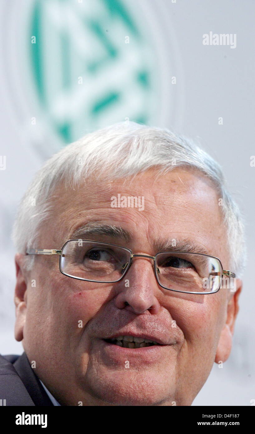 Le président de la Fédération de football (DFB), Theo Zwanziger accueille les médias à Tenero près de Locarno, Suisse, 04 juin 2008. L'équipe allemande se prépare pour le prochain Euro 2008. Photo : OLIVER BERG Banque D'Images