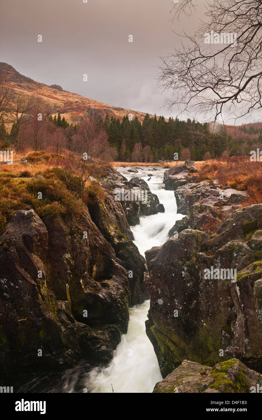 Une chute dans le domaine de l'Dunnerdale Lake District. Banque D'Images