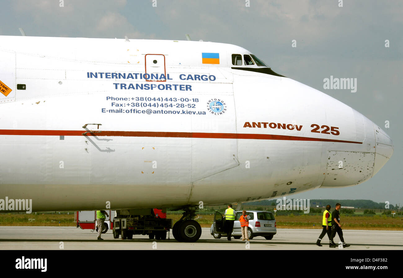 Le plus gros avion cargo du monde, un russe Antonov An-225, vu à l'aéroport de Leipzig/Halle, Allemagne, 4 juin 2008. L'avion est à 84m de long, 18m de hauteur, a une envergure de 88,4m et est propulsé par 6 turboréacteurs. Il peut transporter jusqu'à 250 tonnes de fret. En ce moment qu'un avion est pièces réparables, mais un deuxième est prévu pour être opérationnel dans un avenir proche. Photo : Waltra Banque D'Images