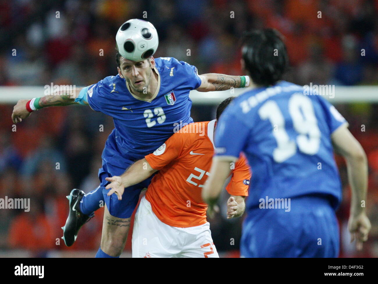 Rafael van der Vaart (C) de Pays-bas rivalise avec Marco Materazzi (L) de l' Italie pendant l'EURO 2008 groupe préliminaire C match à Stade de Suisse,  Berne, Suisse, 09 juin 2008. Photo :