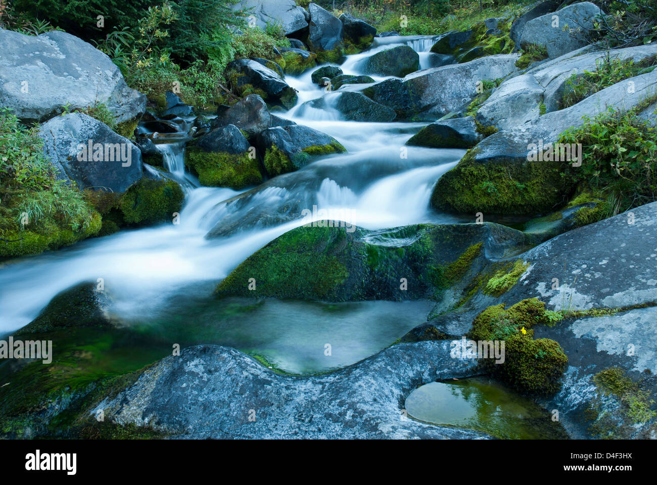 Time Lapse view d'eau sur les roches Banque D'Images