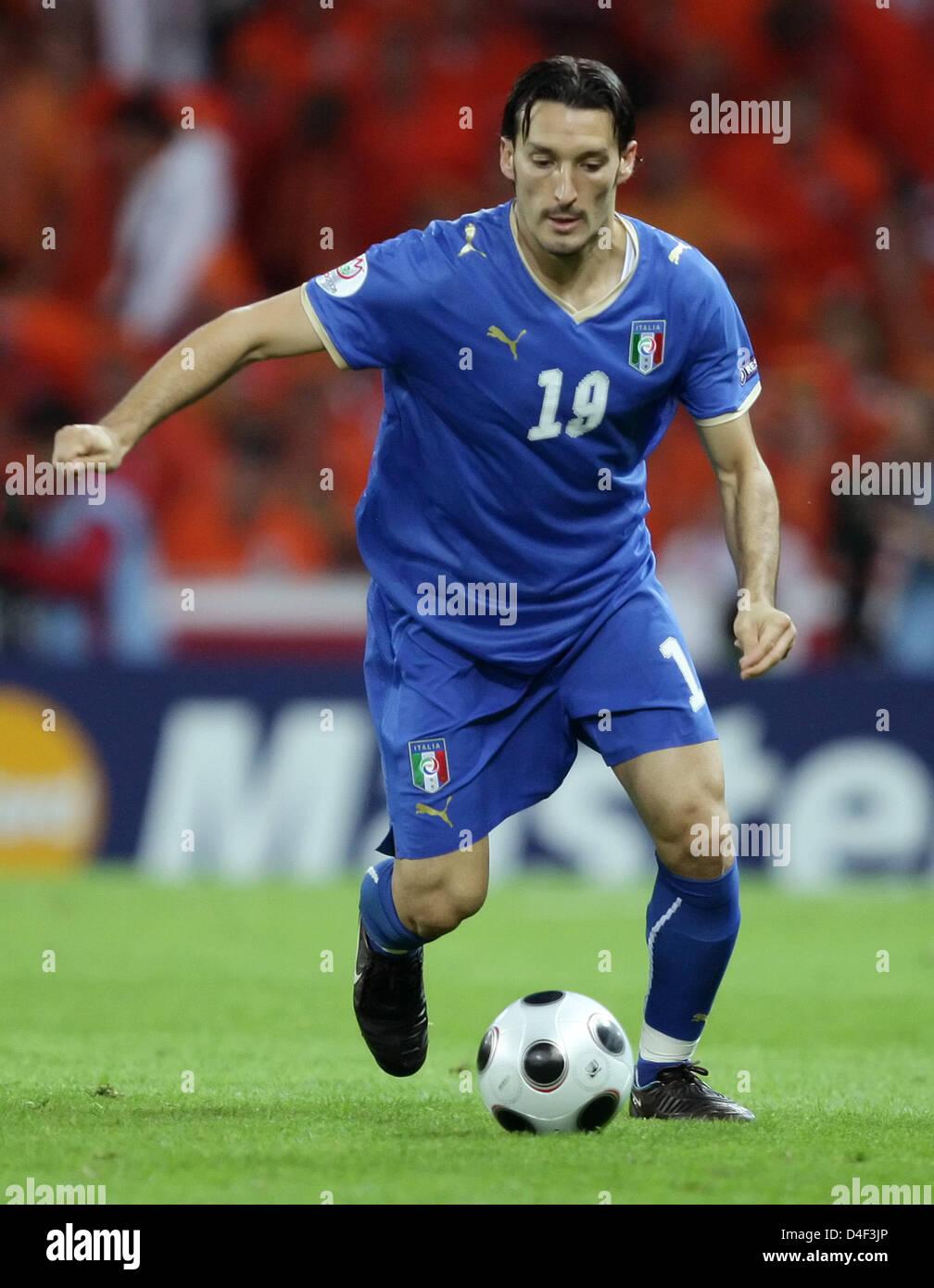 Gianluca Zambrotta de l'Italie pendant l'EURO 2008 groupe préliminaire C  match à Stade de Suisse, Berne, Suisse, 09 juin 2008. Pays-bas a gagné 3-0.  Photo : Ronald Wittek +dpa veuillez prendre note