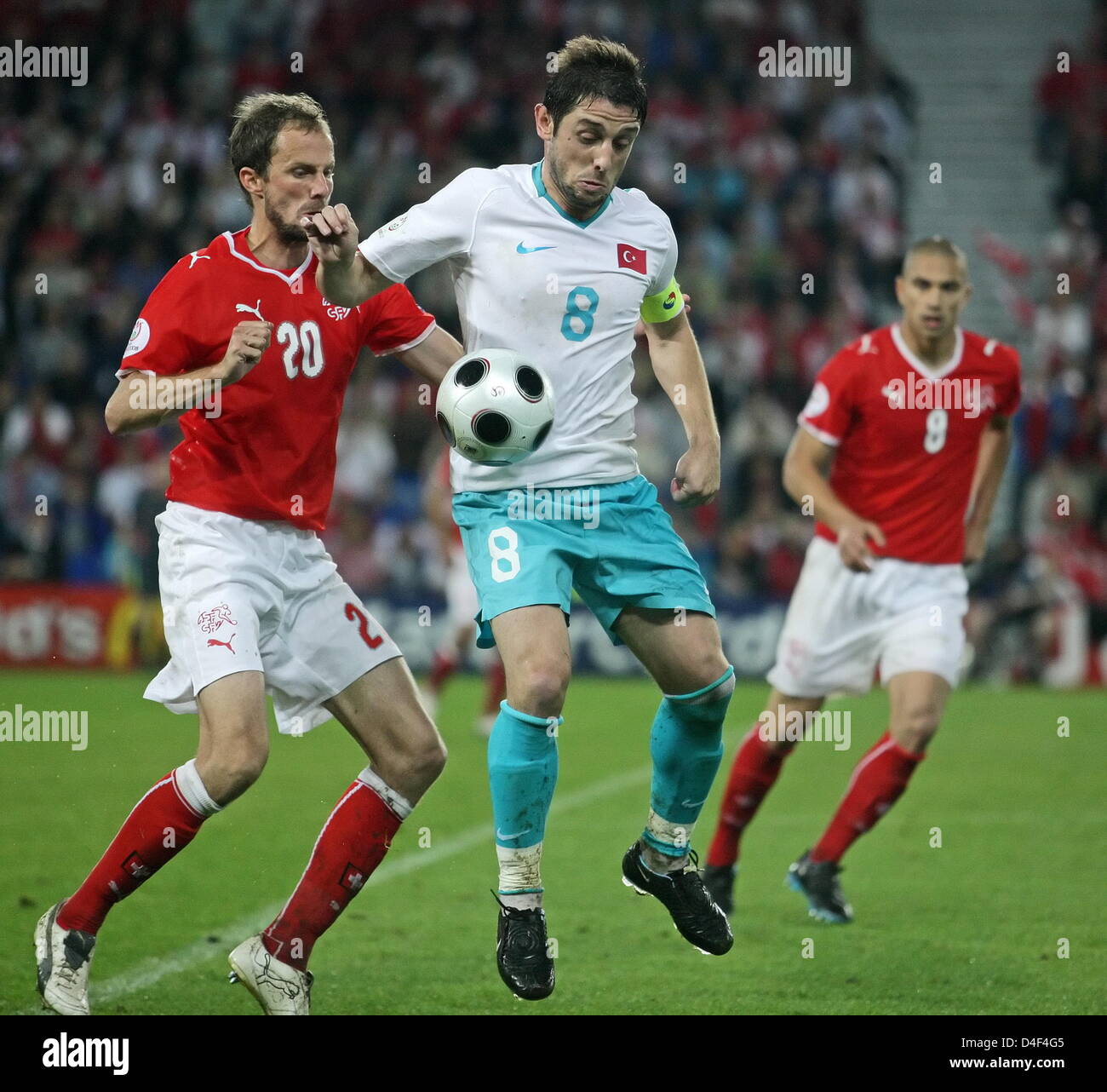 Patrick Müller de Suisse (l) rivalise avec Nihat Kahveci de la Turquie au cours de l'EURO 2008 groupe préliminaire un match à Bâle, en Suisse, le 11 juin 2008. Photo : Ronald Wittek dpa  + + +# # # # # #  dpa + + + Banque D'Images