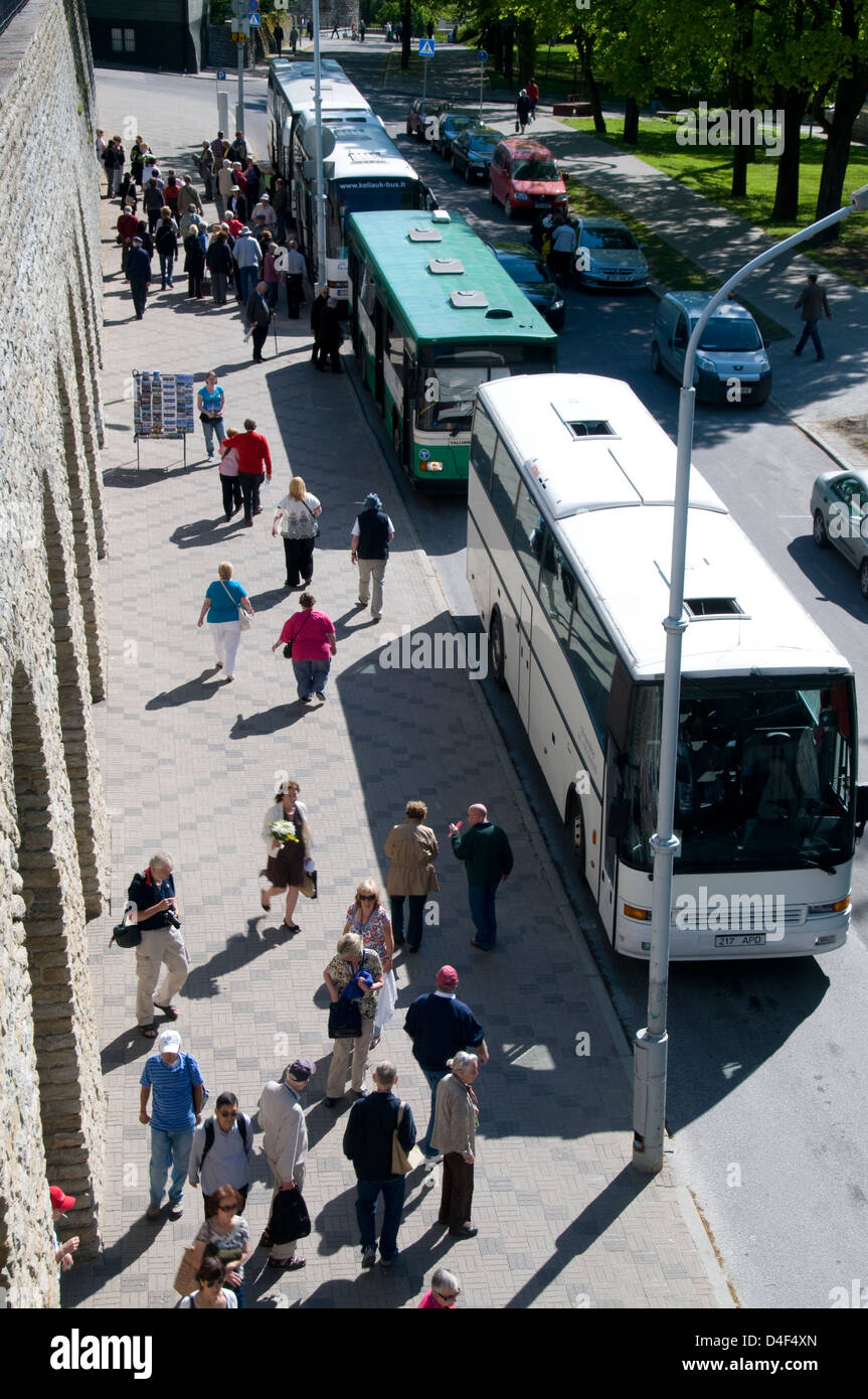 Une flotte d'autocars amenant des passagers de bateaux de croisière pour visiter la cathédrale Alexander Nevsky sur la colline de Toompea dans la vieille ville de Tallinn, Tallinn, Estonie, Banque D'Images