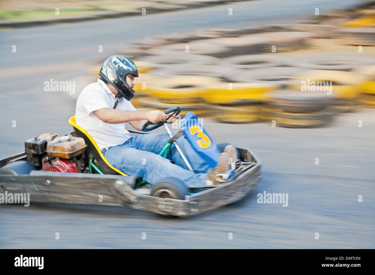 Générique horizontale grab lors d'une piste de karting à Goa pendant une course en tant que conducteur numéro 3 zooms passé Banque D'Images