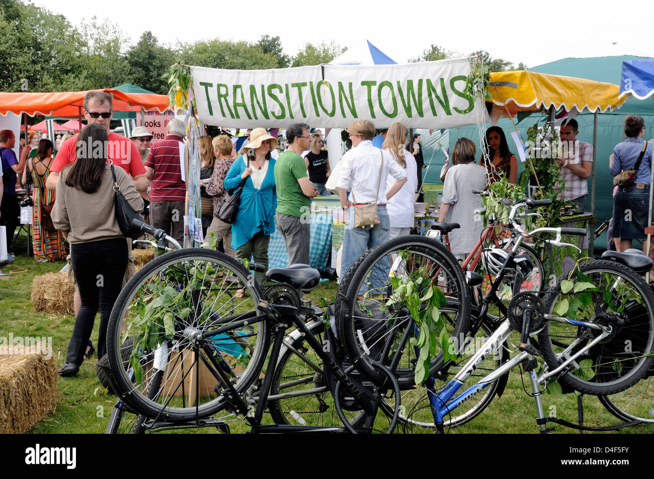Transition Towns ou la ville stalle entouré par des personnes avec des vélos à l'envers en face, Camden maintenant London Green Fair Angleterre Royaume-Uni Banque D'Images