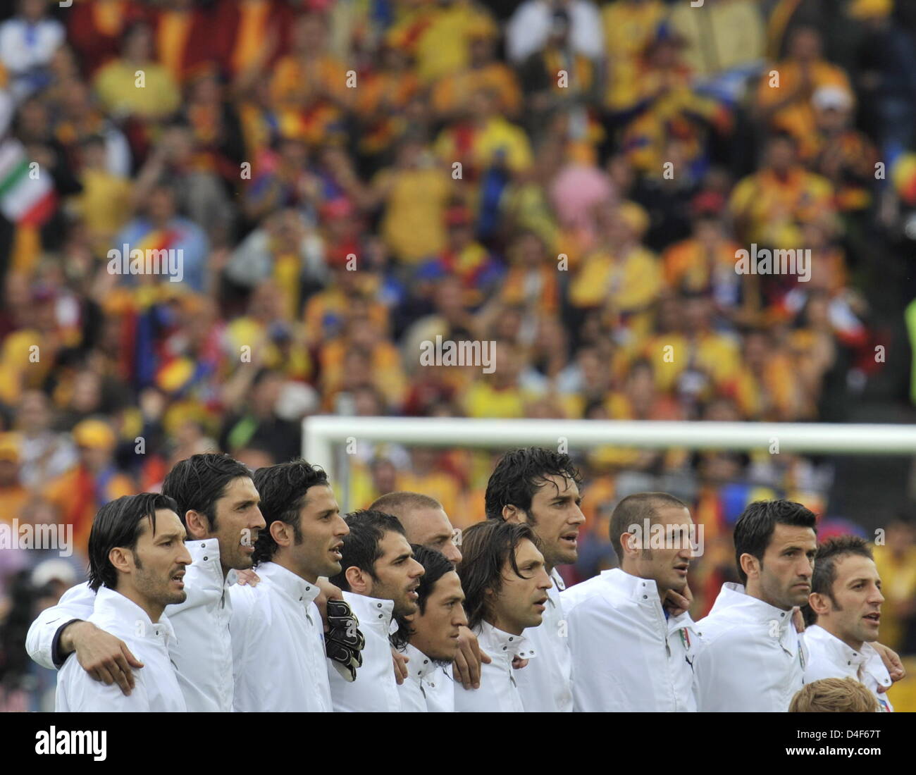 Les joueurs de l'Italie chanter l'hymne national au cours de l'UEFA EURO 2008 groupe C avant-match entre l'Italie et la Roumanie au stade du Letzigrund à Zurich, Suisse, 13 juin 2008. Photo : Peter Kneffel  +dpa veuillez prendre note des restrictions de l'UEFA en particulier en ce qui concerne les diaporamas et des services mobiles +  + + +# # # # # #  dpa + + + Banque D'Images