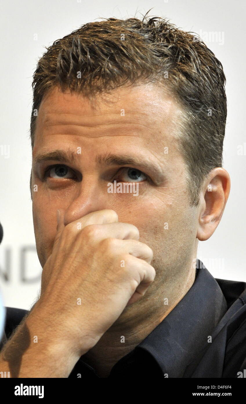 L'allemand manager de l'équipe Oliver Bierhoff est perçu au cours de la conférence de presse du national soccer à Tenero près de Locarno, Suisse, 14 juin 2008. Foto : Peter Kneffel dpa  + + +# # # # # #  dpa + + + Banque D'Images