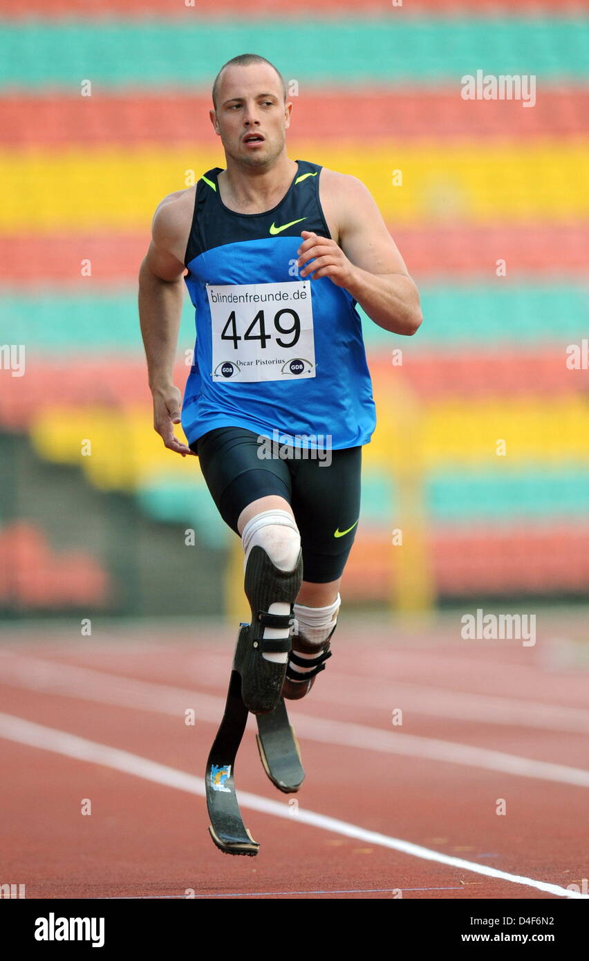 Le sprinteur sud-africain Oscar Pistorius est photographié à 400 mètres de la compétition à l'International Allemand Championnats des handicapés (IDM) à Berlin, Allemagne, 14 juin 2008. Pistorius, né sans jambes inférieures et s'exécute avec prothèses en carbone, a remporté la compétition en 49,16 secondes. Photo : Soeren Stache Banque D'Images