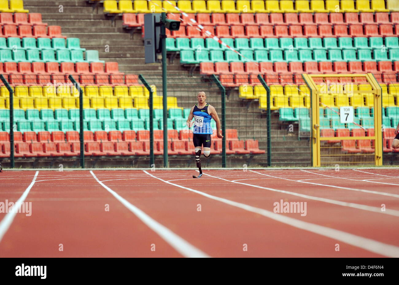 Le sprinteur sud-africain Oscar Pistorius est photographié à la concurrence de 400 mètres à l'International Allemand de championnats les handicapés (IDM) à Berlin, Allemagne, 14 juin 2008. Pistorius, né sans jambes inférieures et s'exécute avec prothèses en carbone, a remporté la compétition en 49,16 secondes. Photo : Soeren Stache Banque D'Images