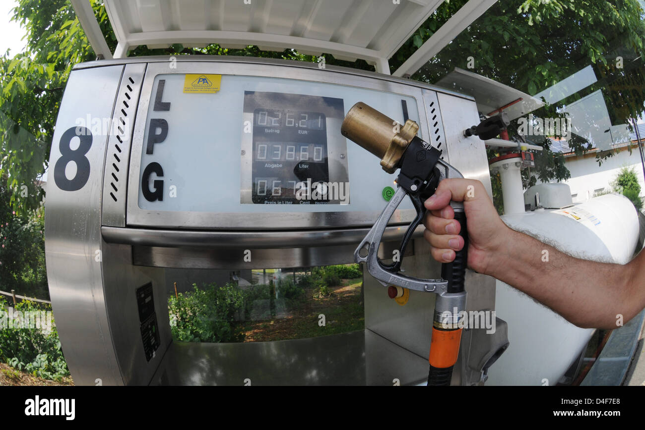 Un chauffeur fossiles sa voiture avec du gaz de pétrole liquéfié (GPL) à une station service de Deggendorf, Allemagne, 05 juin 2008. La forte hausse des prix du carburant et de la protection de l'environnement route de plus en plus de gens à changer leur voiture au GPL. Photo : Armin Weigel Banque D'Images