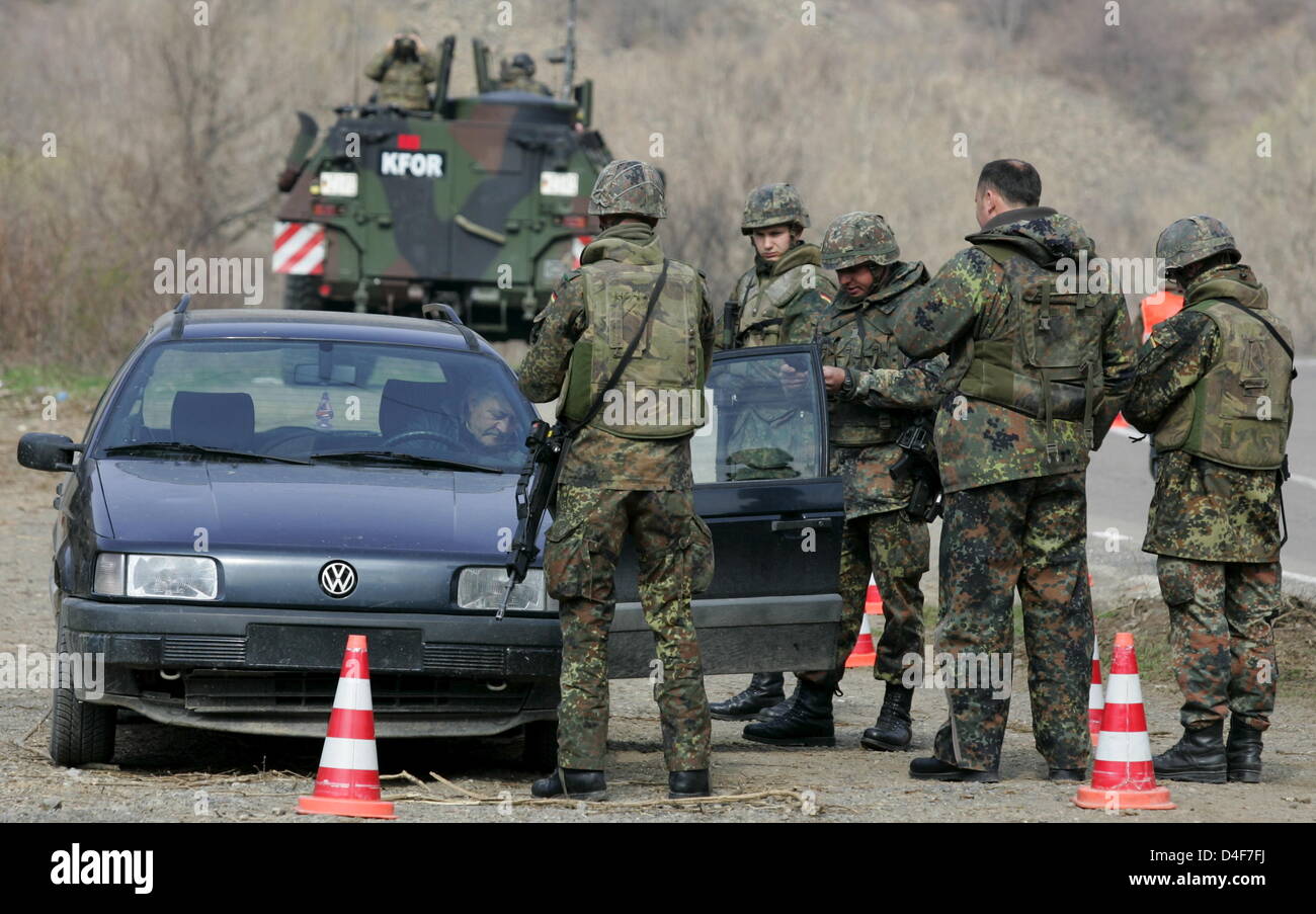 Soldats de la Bundeswehr allemande vérifier voitures et pilotes au cours d'un contrôle routier au nord de Mitrovica, Kosovo, 04 avril 2008. Photo : Matthias Schrader Banque D'Images
