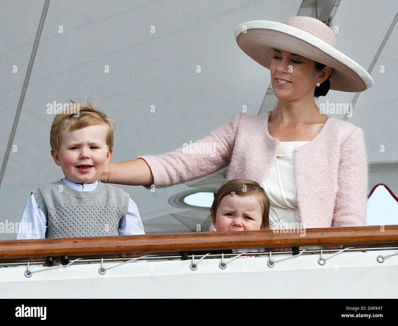 La princesse Mary de Danemark est représenté avec ses enfants Prince Christian (L) et de la Princesse Isabella sur le yacht royal 'annebrog» à Haderslev, Danemark, le 17 juin 2008. La famille royale commence une croisière d'été de trois jours. Photo : Albert Nieboer (Pays-Bas) Banque D'Images