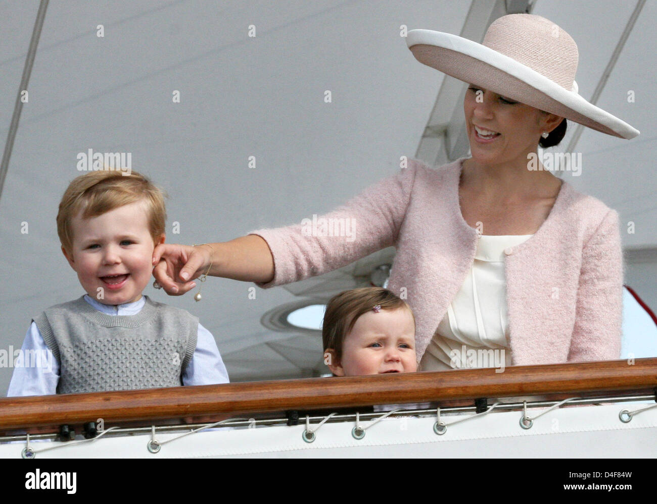 La princesse Mary de Danemark est représenté avec ses enfants Prince Christian (L) et de la Princesse Isabella sur le yacht royal 'annebrog» à Haderslev, Danemark, le 17 juin 2008. La famille royale commence une croisière d'été de trois jours. Photo : Albert Nieboer (Pays-Bas) Banque D'Images