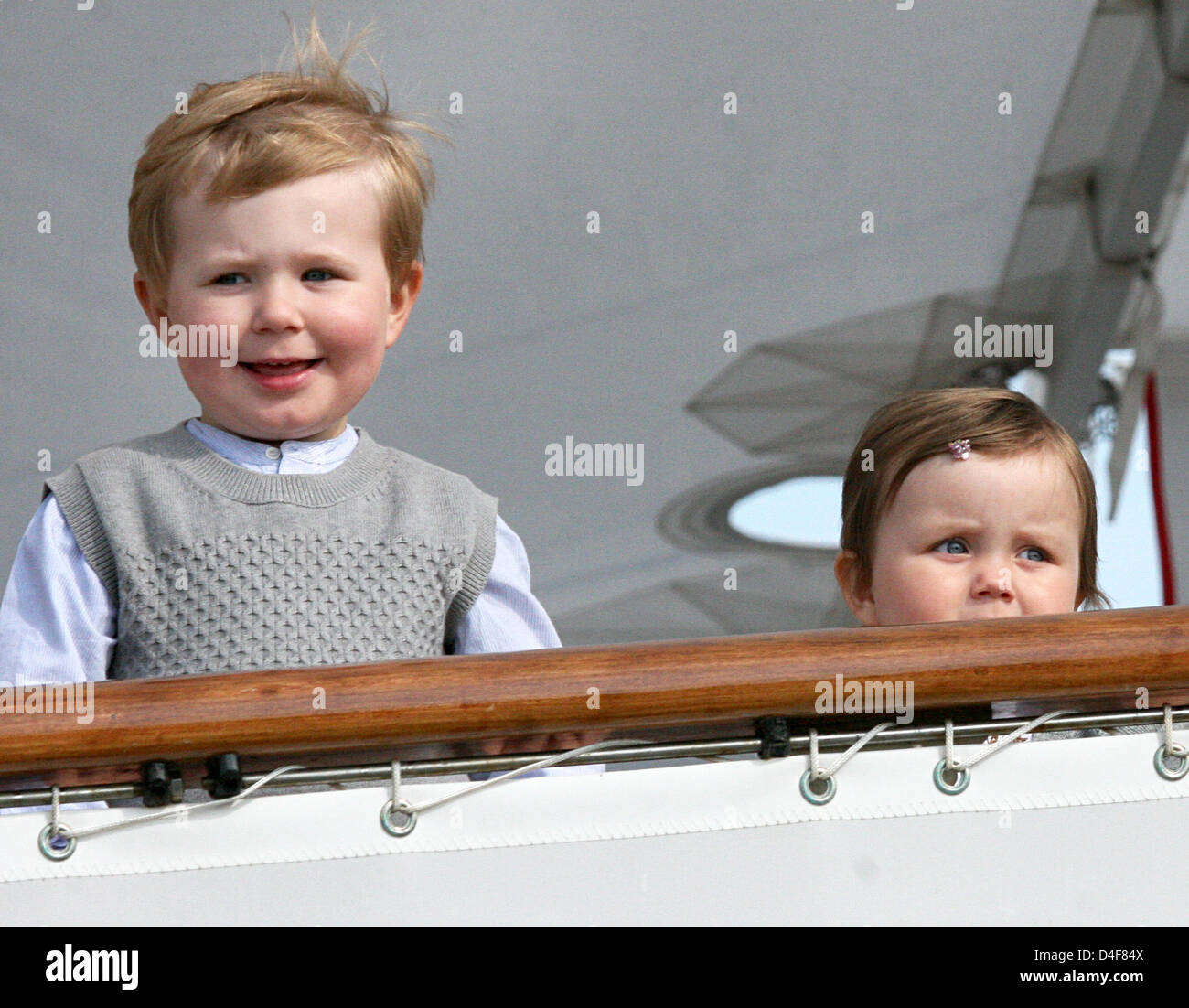 Prince Christian (L) et de la Princesse Isabella de Danemark sont illustrés sur le yacht royal 'annebrog» à Haderslev, Danemark, le 17 juin 2008. La famille royale commence une croisière d'été de trois jours. Photo : Albert Nieboer (Pays-Bas) Banque D'Images