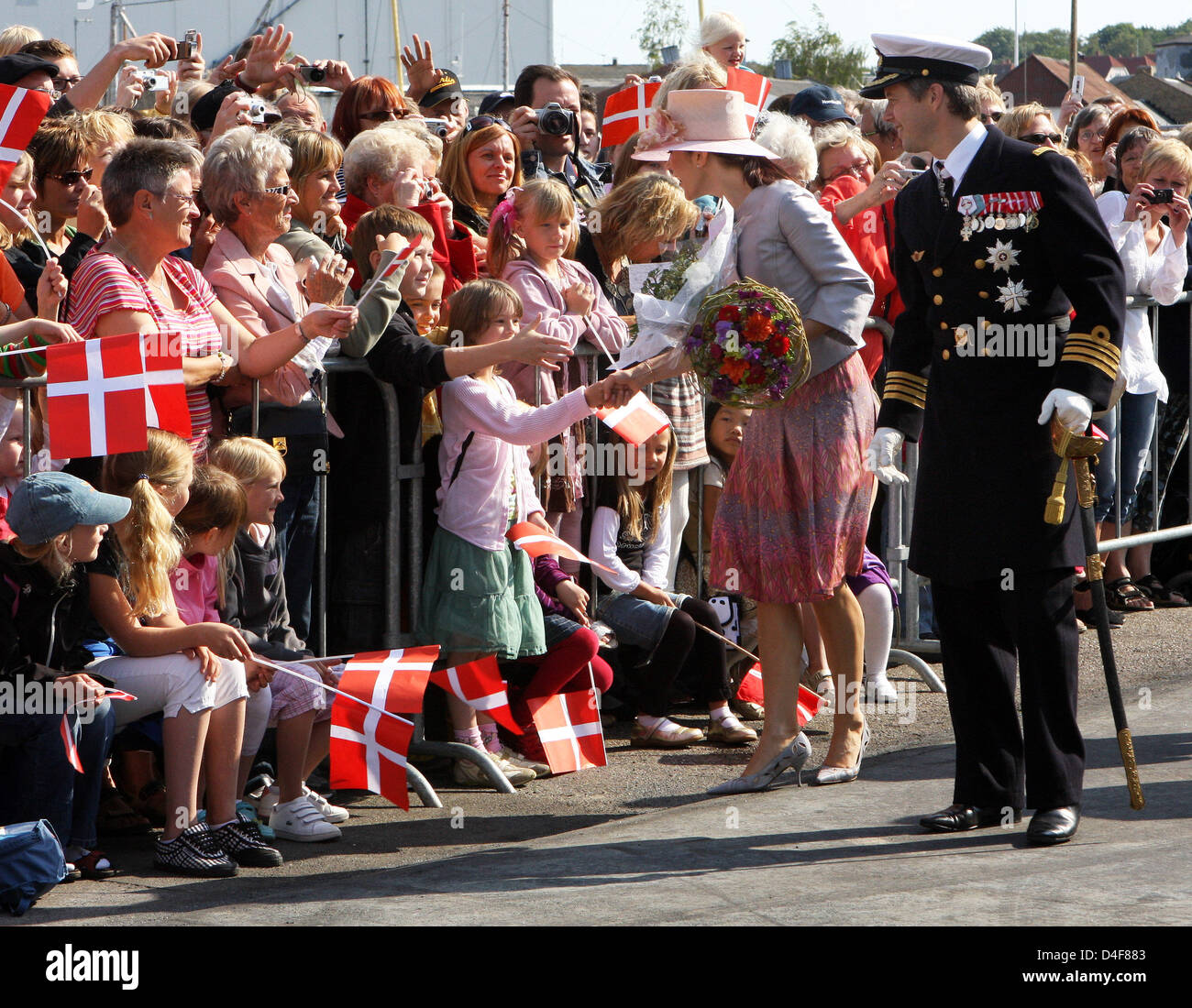 Le Prince héritier Frederik et la princesse Mary de Danemark sont accueillis au deuxième jour de leur tournée à travers le Danemark du Sud à Svendborg, Danemark, 18 juin 2008. La famille royale est sur une croisière d'été de trois jours sur son yacht "annebrog'. Photo : Albert Nieboer (Pays-Bas) Banque D'Images