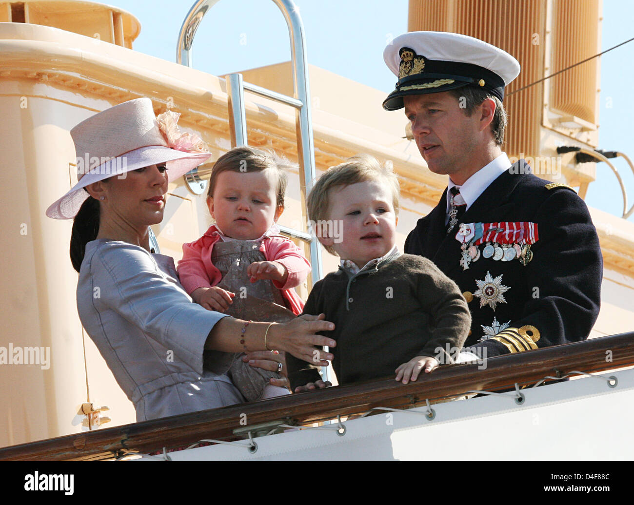 Le Prince héritier Frederik et la princesse Mary de Danemark et leurs enfants Princesse Isabella (2L) et Prince Christian arrivent à Svendborg, Danemark, 18 juin 2008. La famille royale est sur une croisière d'été de trois jours à travers le Danemark du Sud sur son yacht "annebrog'. Photo : Albert Nieboer (Pays-Bas) Banque D'Images
