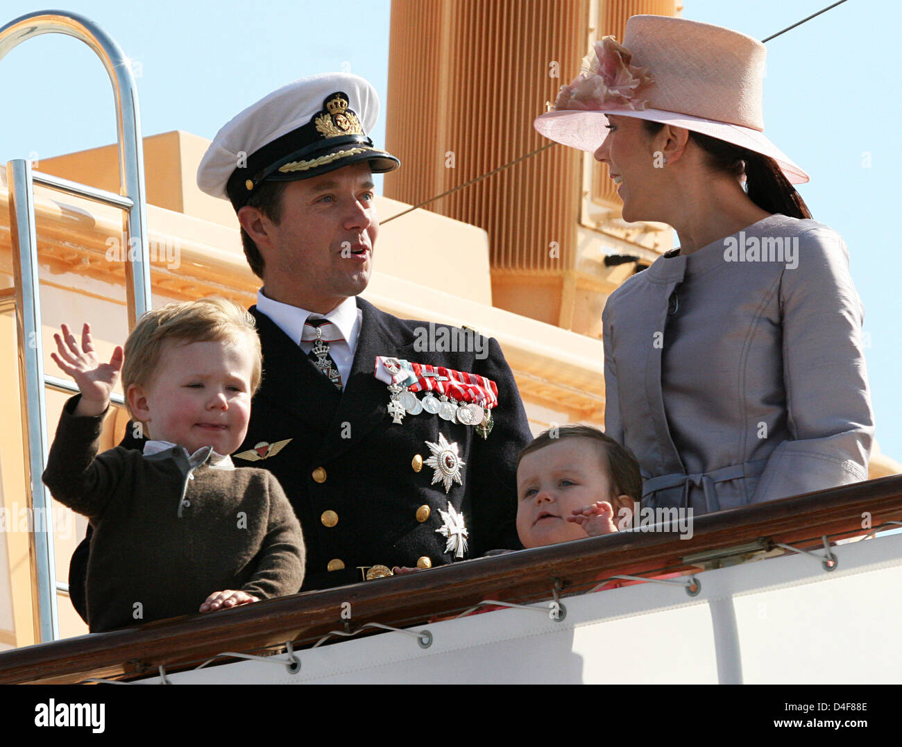 Le Prince héritier Frederik et la princesse Mary de Danemark et leurs enfants Princesse Isabella et Prince Christian (L) arriver à Svendborg, Danemark, 18 juin 2008. La famille royale est sur une croisière d'été de trois jours à travers le Danemark du Sud sur son yacht "annebrog'. Photo : Albert Nieboer (Pays-Bas) Banque D'Images