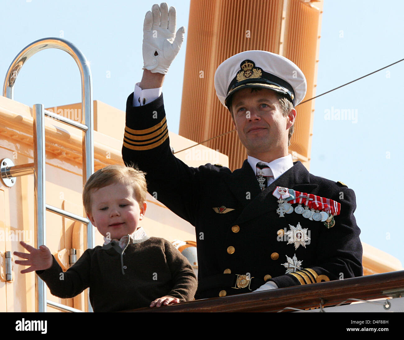 Le Prince héritier Frederik et son fils Prince Christian arrivent à Svendborg, Danemark, 18 juin 2008. La famille royale est sur une croisière d'été de trois jours à travers le Danemark du Sud sur son yacht "annebrog'. Photo : Albert Nieboer (Pays-Bas) Banque D'Images