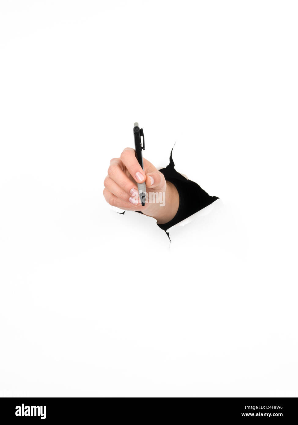 Close-up of female hand holding un stylo à travers une déchirure de papier blanc, isolé Banque D'Images Close-up of female hand holding un stylo à travers une déchirure de papier blanc, isolé Banque D'Images
