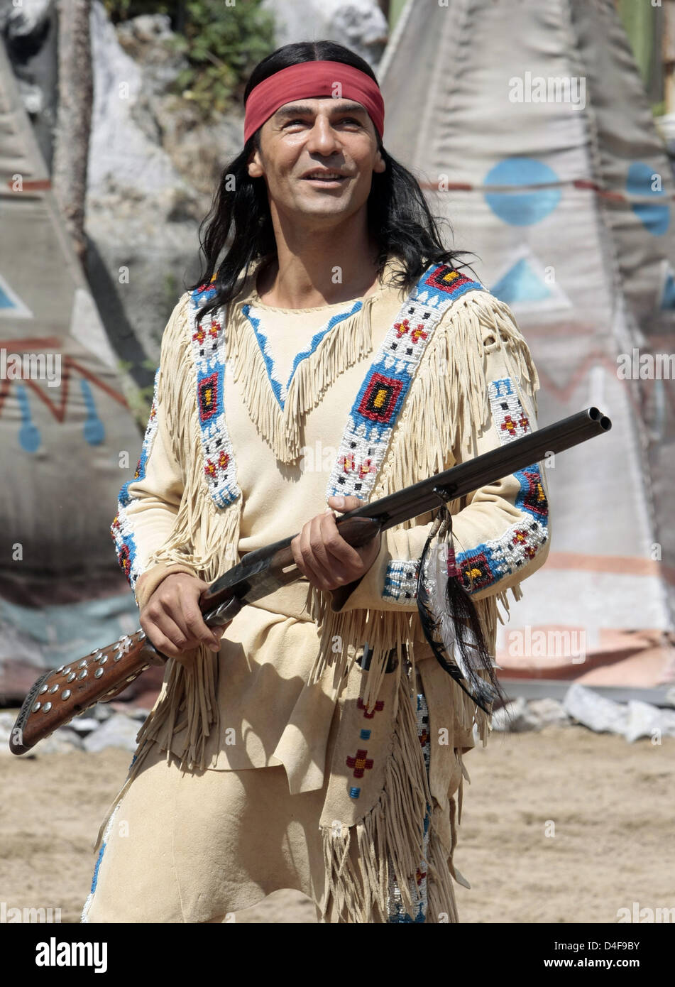 Erol Sander comme Winnetou répète une scène de "Winnetou et Old Firehand' au Festival Karl May 2008 à Bad Segeberg, Allemagne, le 20 juin 2008. Le jouer avec plus de 80 acteurs et 25 chevaux sera organisée du 28 juin au 07 septembre. Photo : ULRICH PERREY Banque D'Images