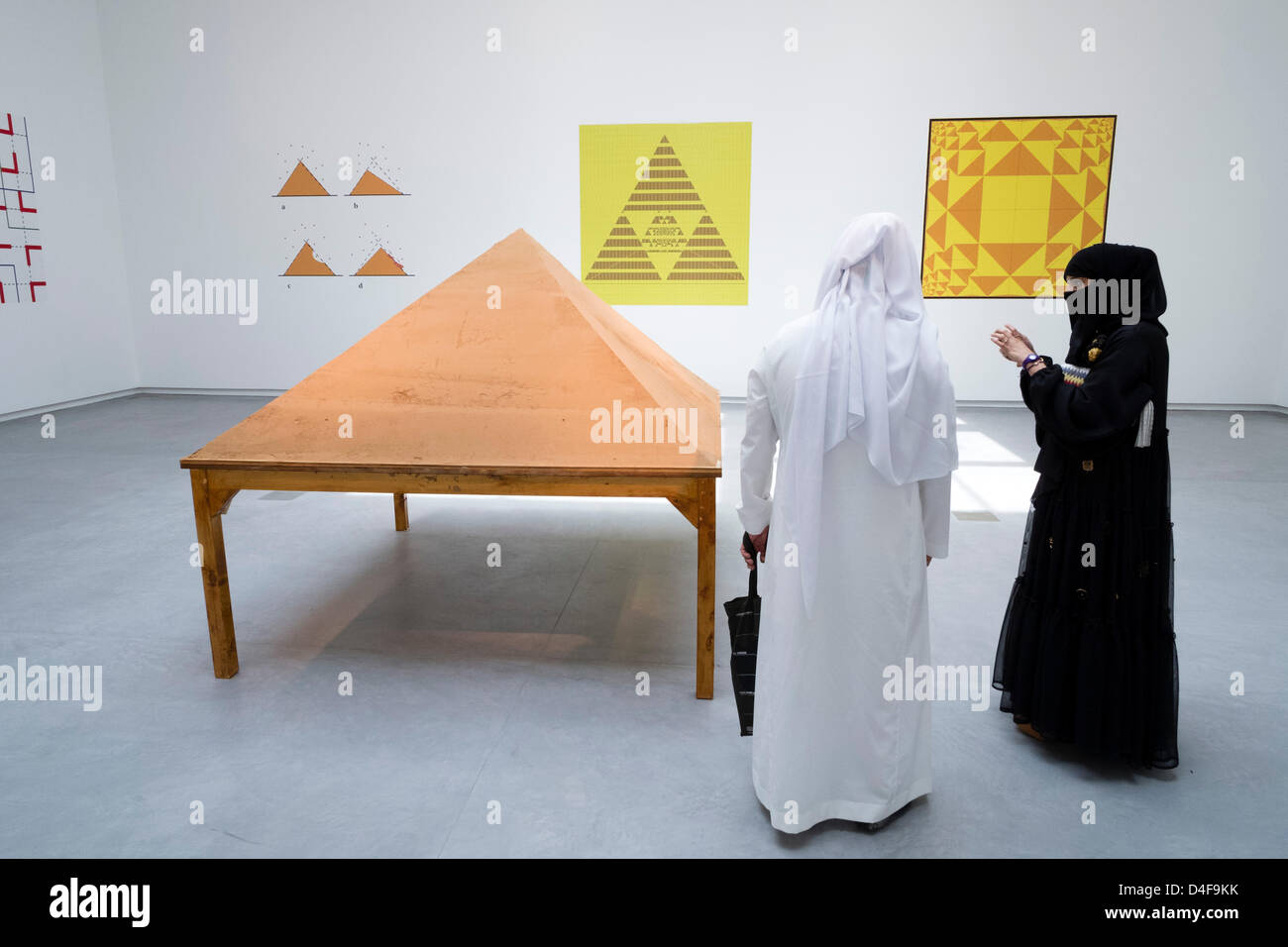 Les visiteurs examinent une sculpture de sable par Gabriel Orozco le jour de l'ouverture de la 11ème Biennale de Sharjah et de festival culturel, aux Emirats Arabes Unis Banque D'Images