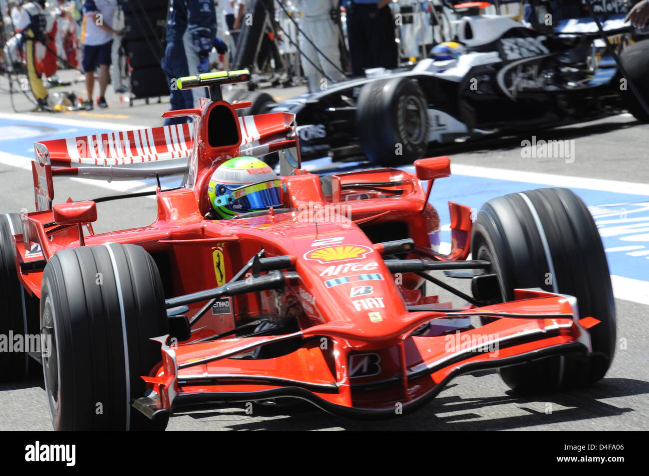 Pilote de Formule 1 brésilien Felipe Massa, de Ferrari dans la fosse pendant la séance de qualification à la piste de course de Magny-cours près de Nevers en France, le samedi 21 juin 2008. Le pilote Finlandais de Ferrari, Kimi Raikkonen a réussi le meilleur temps devant son coéquipier brésilien Felipe Massa et la McLaren Mercedes de Lewis Hamilton pilote". PHOTO : BERTRAND GUAY  + + +# # # # # #  dpa + + + Banque D'Images