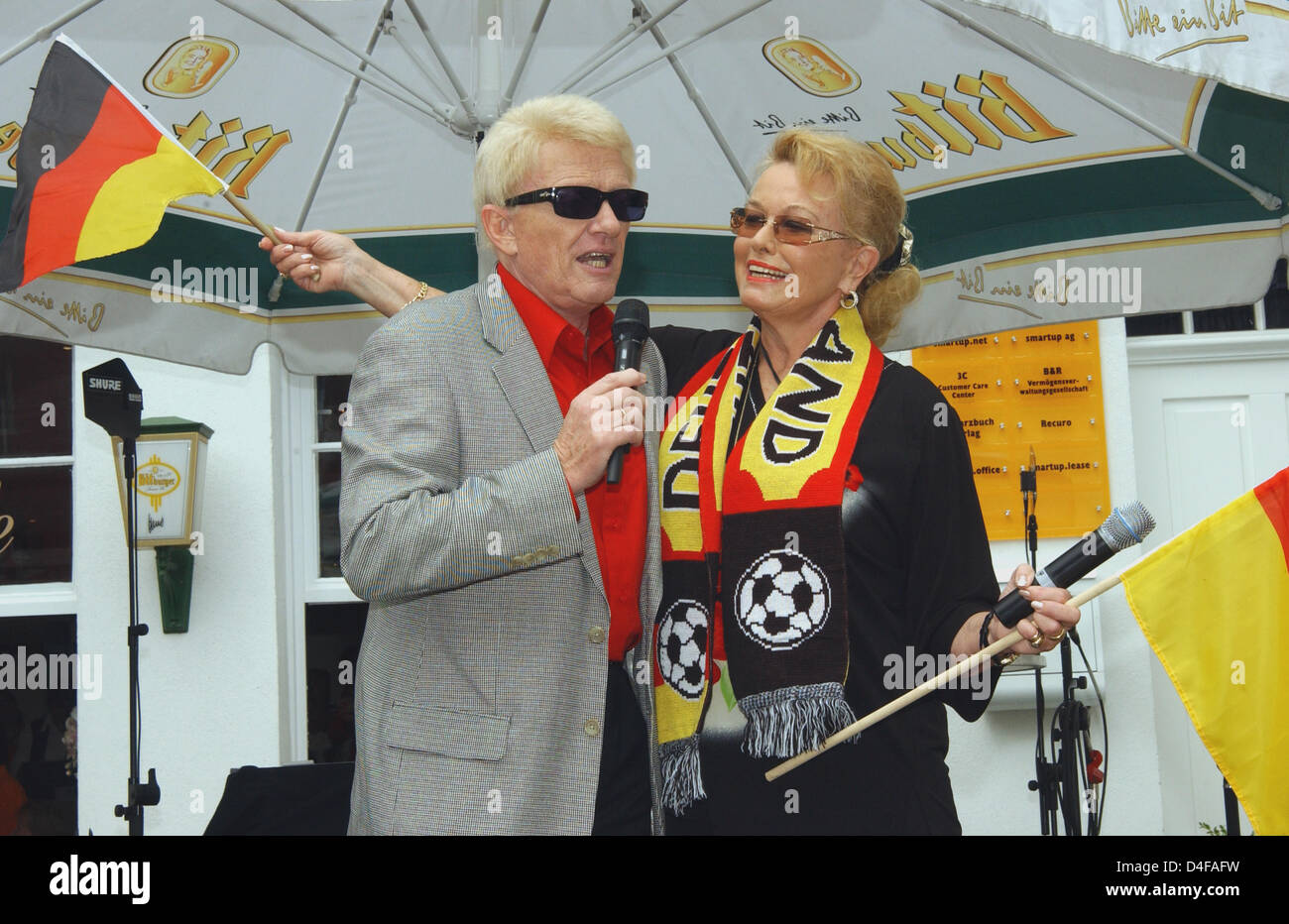 La Chanteuse De Folk Allemand Heino L Et Sa Femme Hannelore Effectuer Pendant Le 12eme Anniversaire