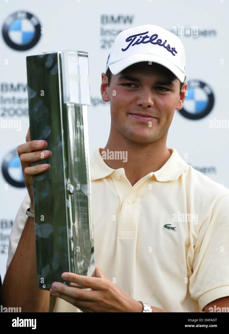 L'allemand Martin Kaymer présente son trophée lors de la cérémonie de remise des prix de la 20e 'BMW International Open" à Munich, Allemagne, 22 juin 2008. Kaymer remporte le tournoi de golf annuel. Photo : MATTHIAS SCHRADER Banque D'Images