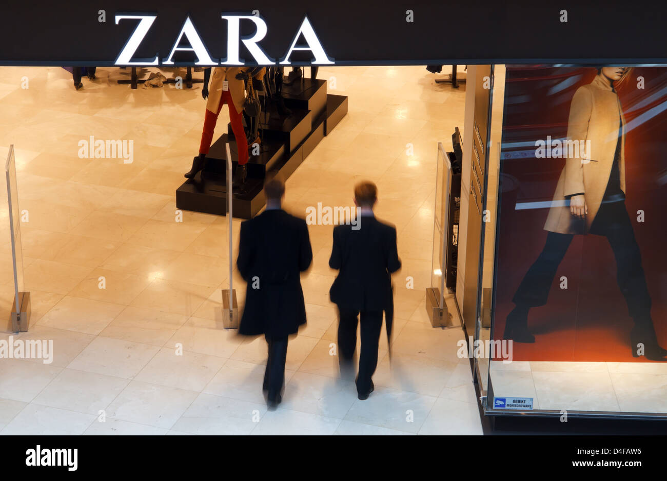 Varsovie, Pologne, Zara en complexe commercial Zlote Tarasy (terrasses d'Or), le plus grand centre commercial en Pologne Banque D'Images
