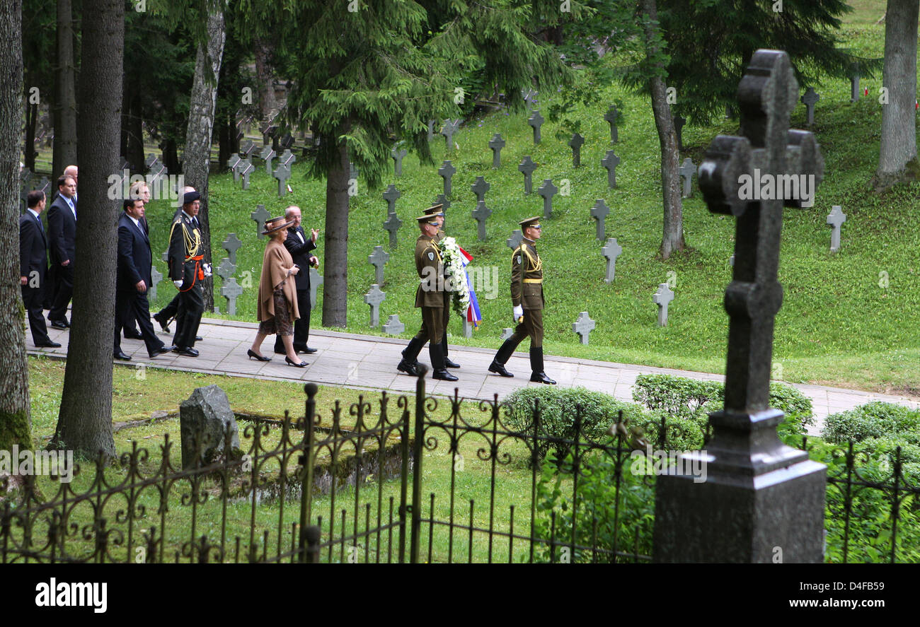 La Reine Beatrix des Pays-Bas (C) visites Cimetière Antakalnis à Vilnius, Lituanie, 24 juin 2008. La Reine Beatrix est arrivé pour une visite officielle de trois jours. Photo : Albert Philip van der Werf (Pays-Bas) Banque D'Images