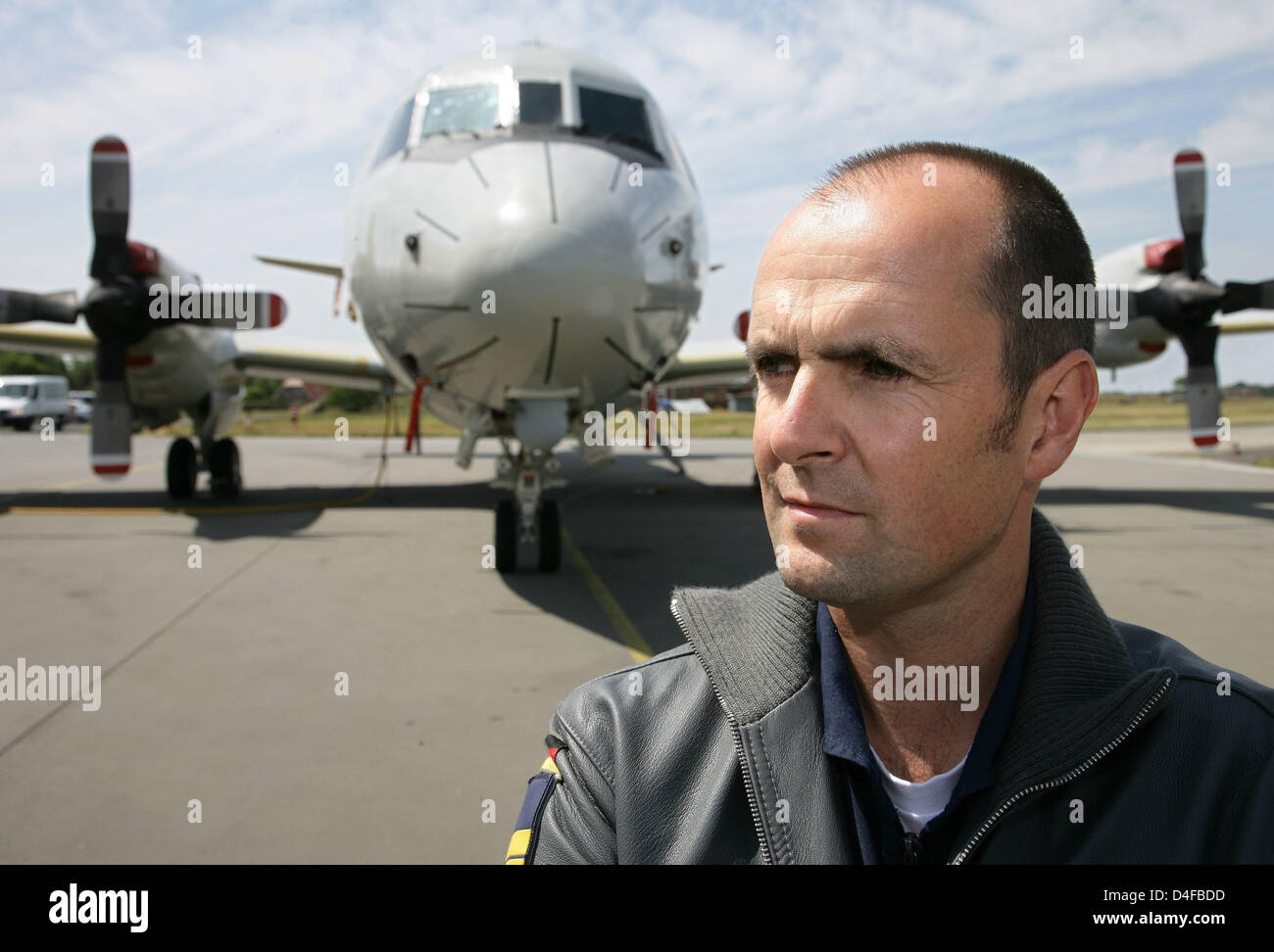 Le capitaine de frégate et commandant du 17e contingent de déploiement allemand OEF, Dirk Gross, se place en avant de type d'avions de patrouille maritime P-3C Orion sur l'escadron de l'aviation navale 3 'Count Zeppelin' ('Graf Zeppelin') dans Nordholz, Allemagne, 25 juin 2008. Pour la première fois un type P-3C Orion avion va déménager à l'OEF à Djibouti le 03 juillet 2008. Avec sa gamme de 9 200 kilomètres Banque D'Images