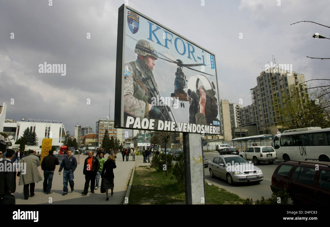 Une bannière la promotion de l'acceptation de la KFOR (Kosovo Force) à Pristina, Kosovo, 06 avril 2008. Photo : Matthias Schrader Banque D'Images