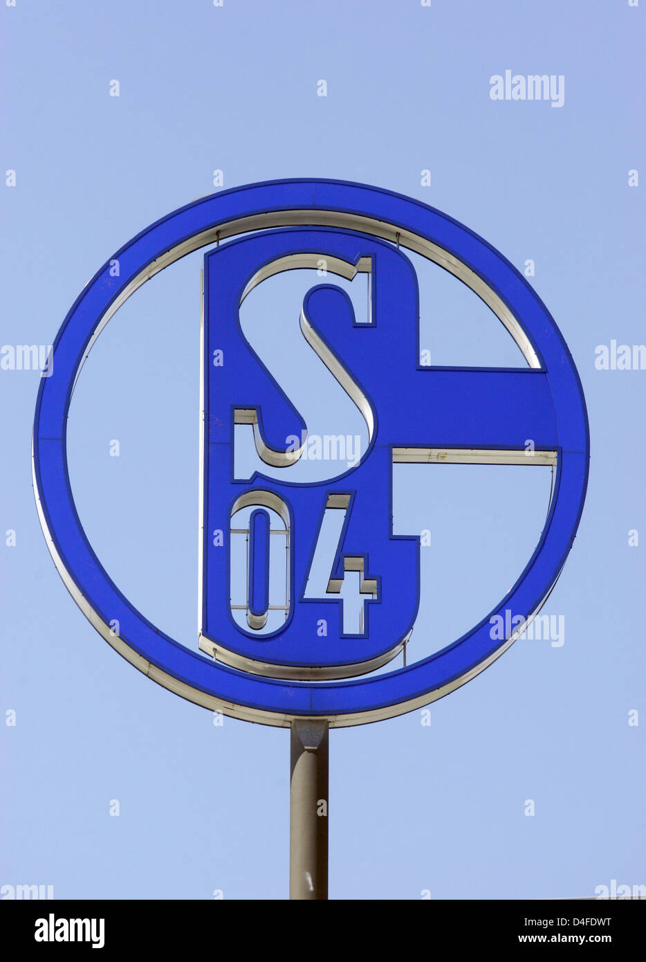 La photo montre le logo de FC Schalke 04 lors de la formation du club motifs dans Gelsenkirchen, Allemagne, 01 juillet 2008. La saison de Bundesliga 2008/2009 commence le 15 août. Photo : Bernd Thissen Banque D'Images